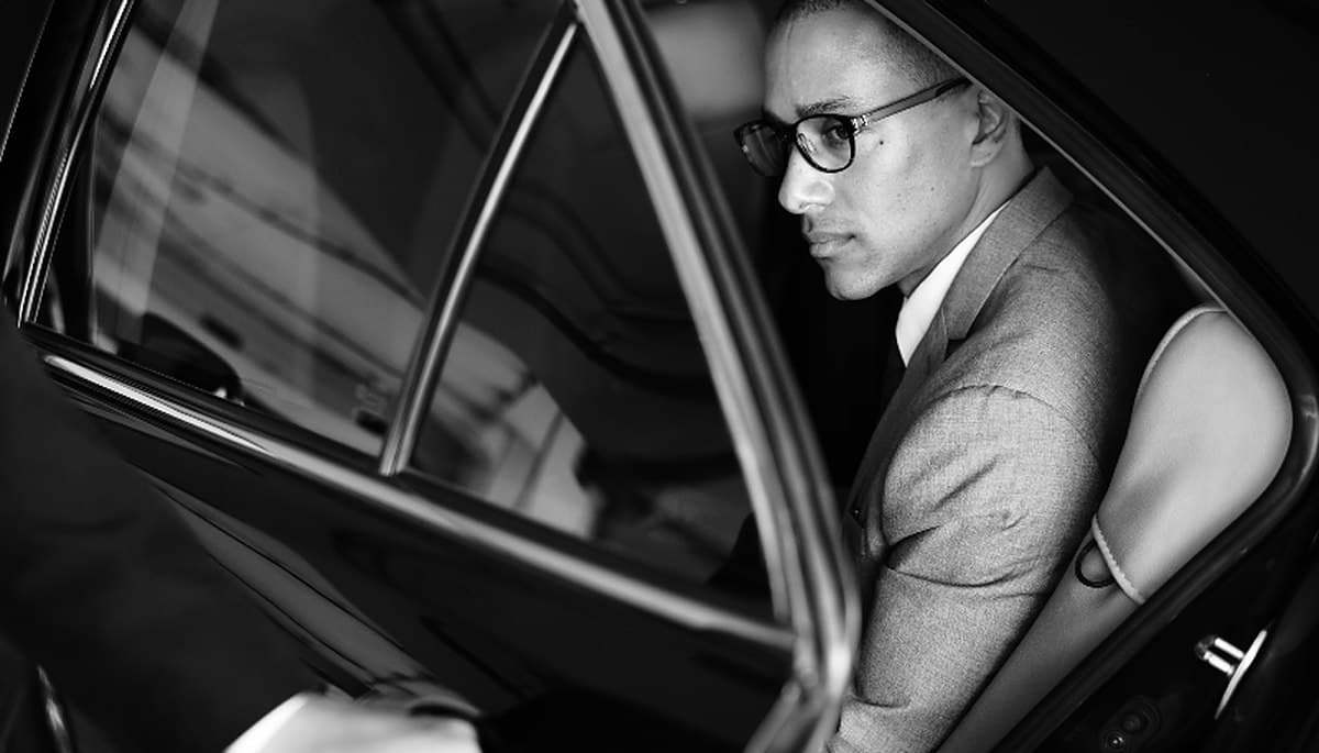 Rideshare driver getting into a Ready2Drive rental car