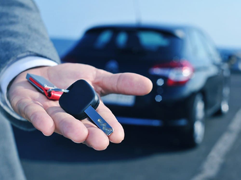 Ready2Drive team handing car keys to a driver